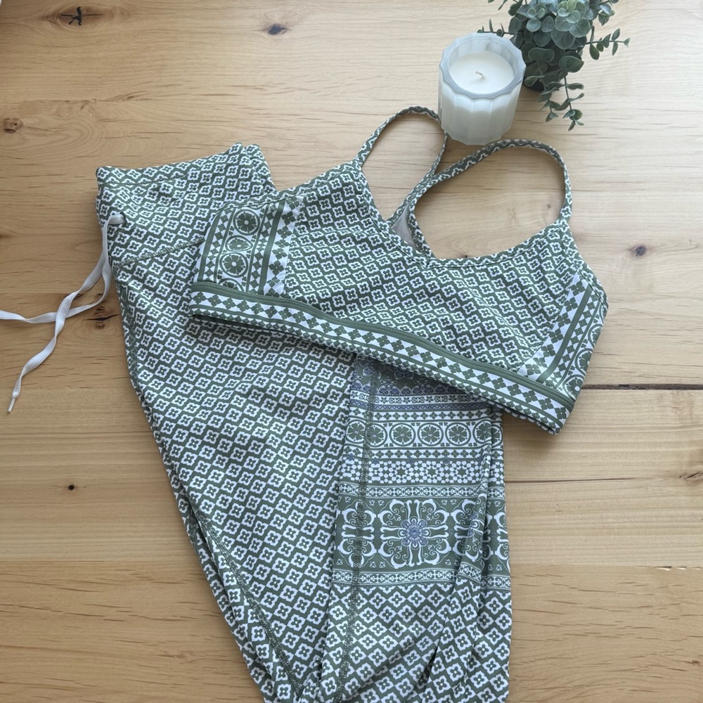 Sarah’s Day x White Fox Boutique Vinyasa Flow activewear set size M, olive